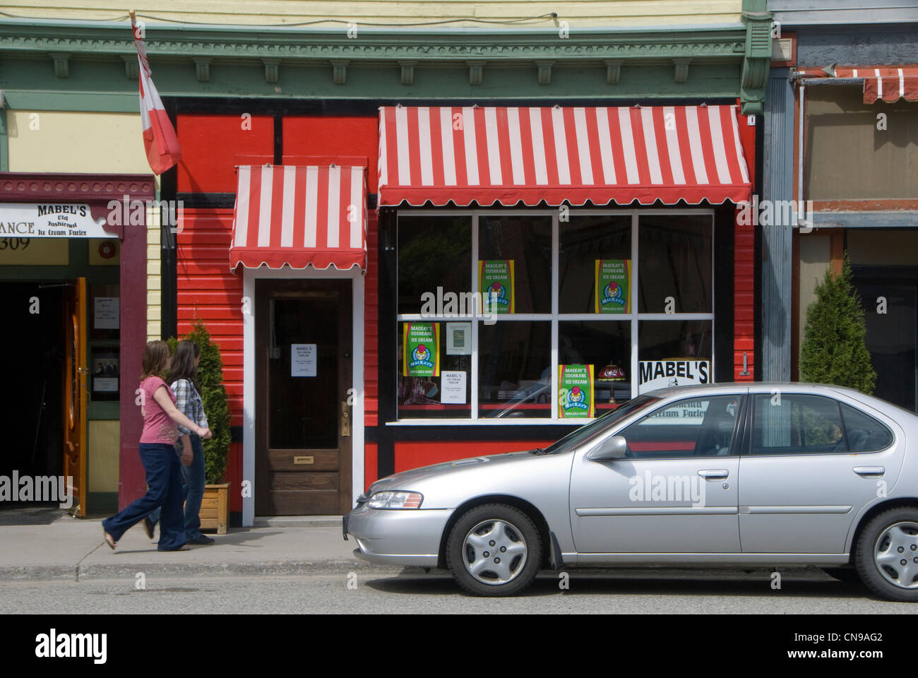 Alte rote Shop mit abisolierten Markise, Greenwood British Columbia, Kanada Stockfoto