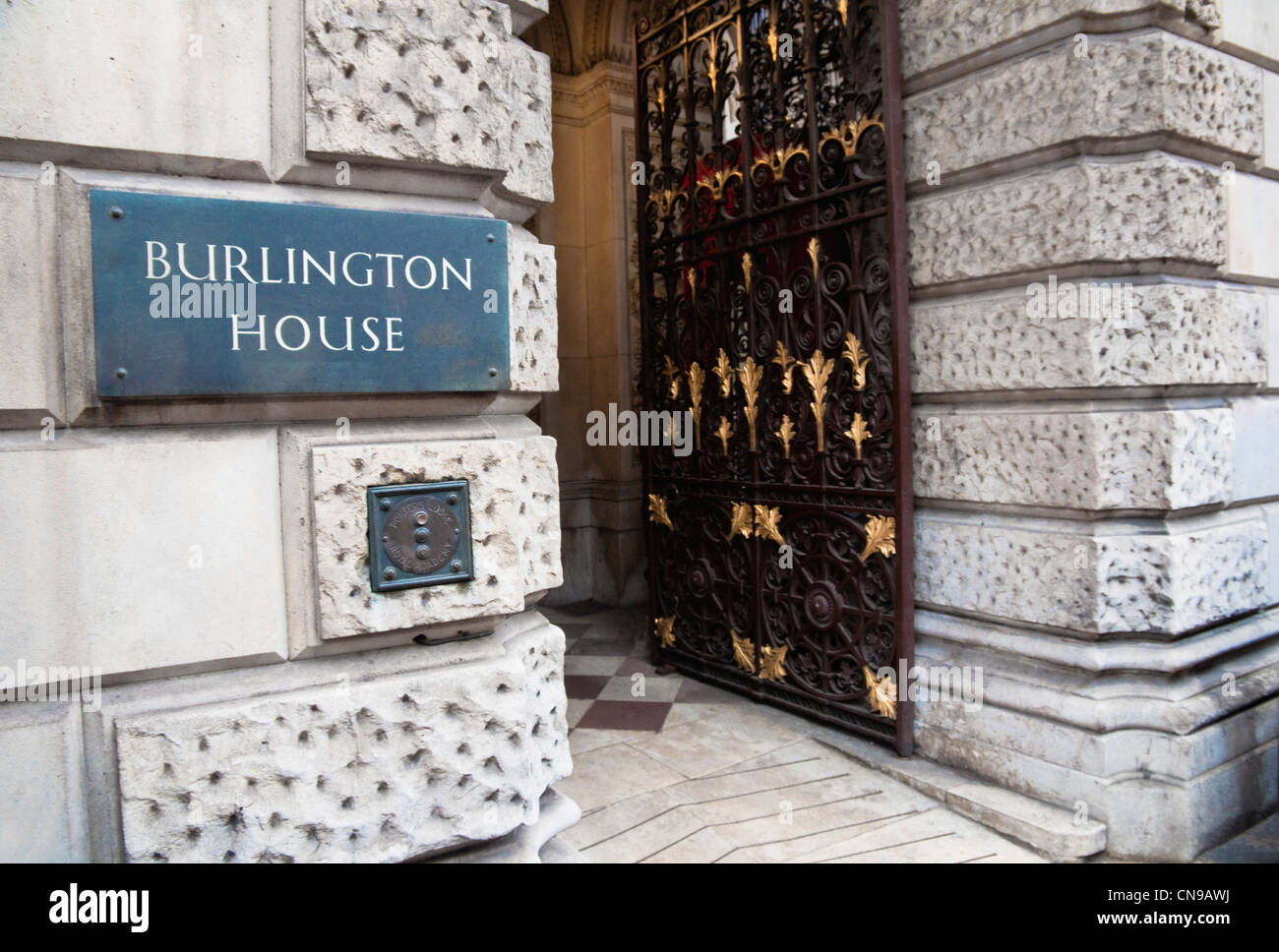 Burlington House ist Schild am Eingangstor an der Royal Academy, Piccadilly, London W1 - auch die Träger Glocke. UK Stockfoto