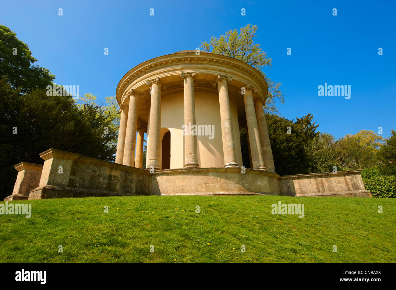 Die palladianischen Stil Tempel der alten Tugenden entworfen von William Kent im Jahre 1731, Stowe House Stockfoto