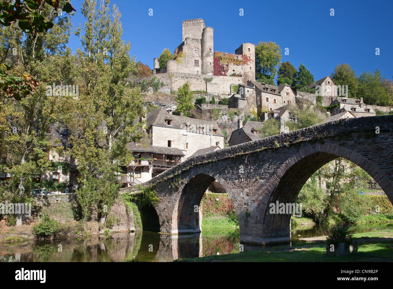 Frankreich, Aveyron, Belcastel, beschriftete Les Plus Beaux Dörfer de France (die schönsten Dörfer Frankreichs), die alte Brücke, Stockfoto