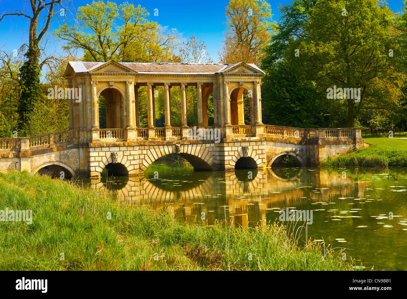 Die palladianische Brücke 1774 entworfen von James Gibbs über dem See in den englischen Landschaftsgärten von Stowe House Stockfoto