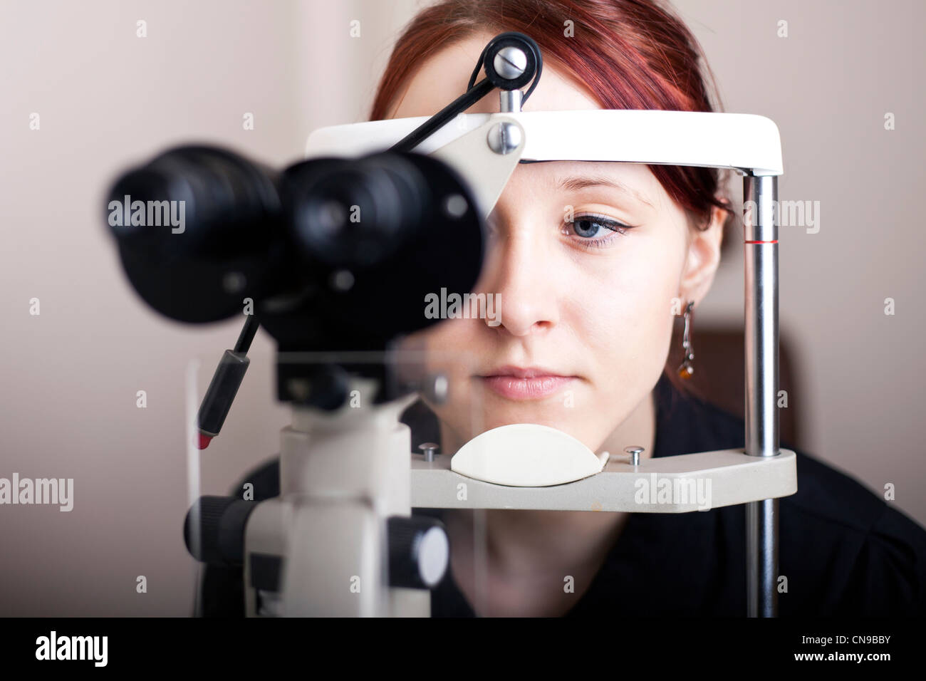 Schöne junge Frau mit Sehtest. Das Optiker-Konzept. Stockfoto