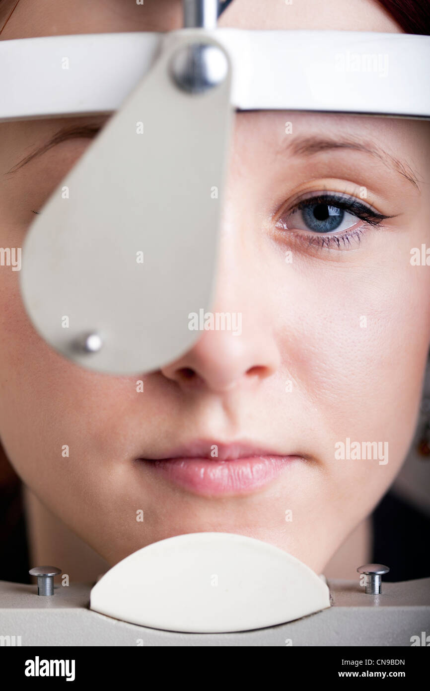 Schöne junge Frau mit Sehtest. Das Optiker-Konzept. Stockfoto