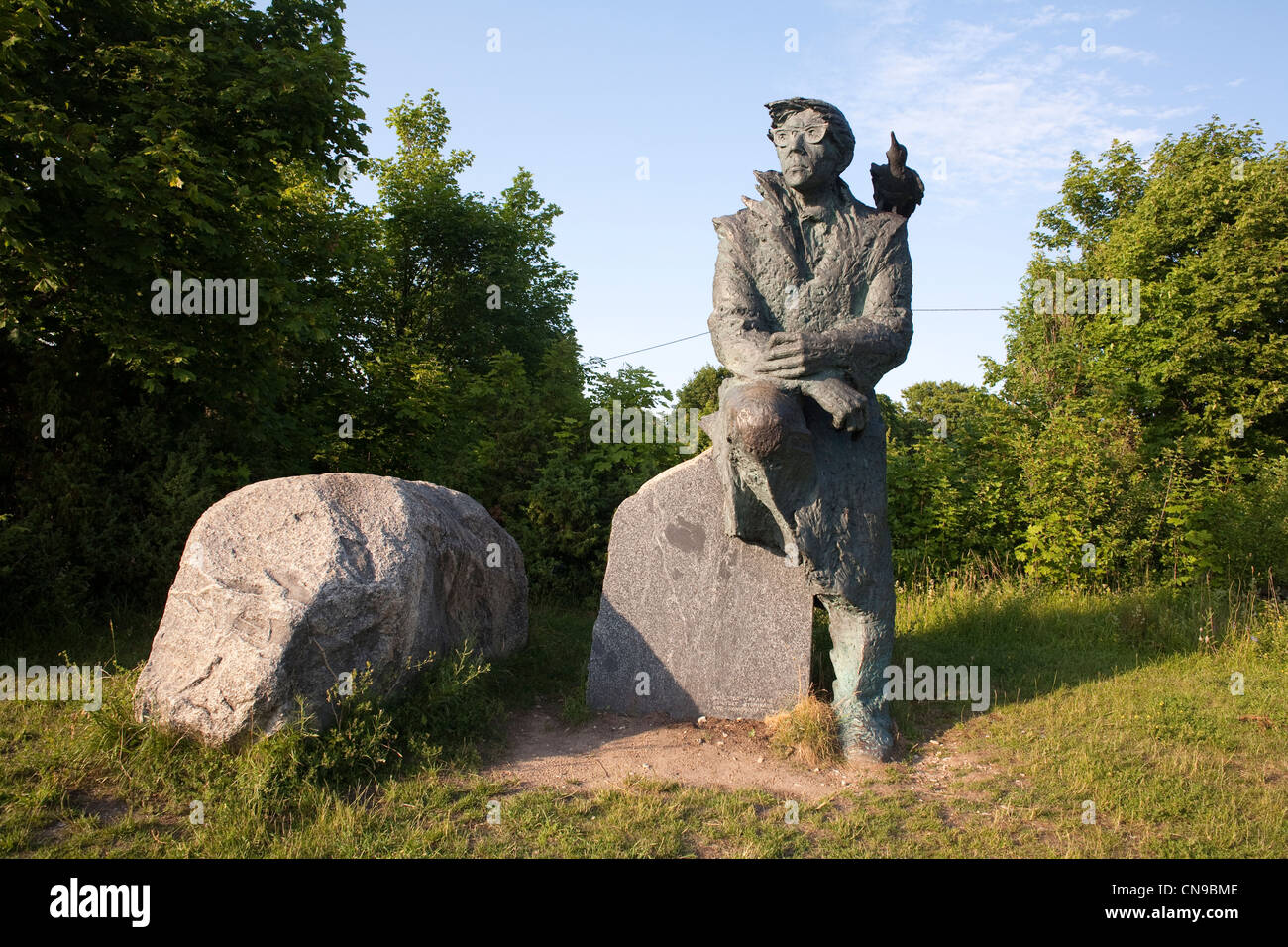 Estland (Baltikum), Saare Region, Insel Muhu, Skulptur von Juhan Smuul, Schriftsteller und Dichter, sitzen direkt am Meer, mit einem Stockfoto
