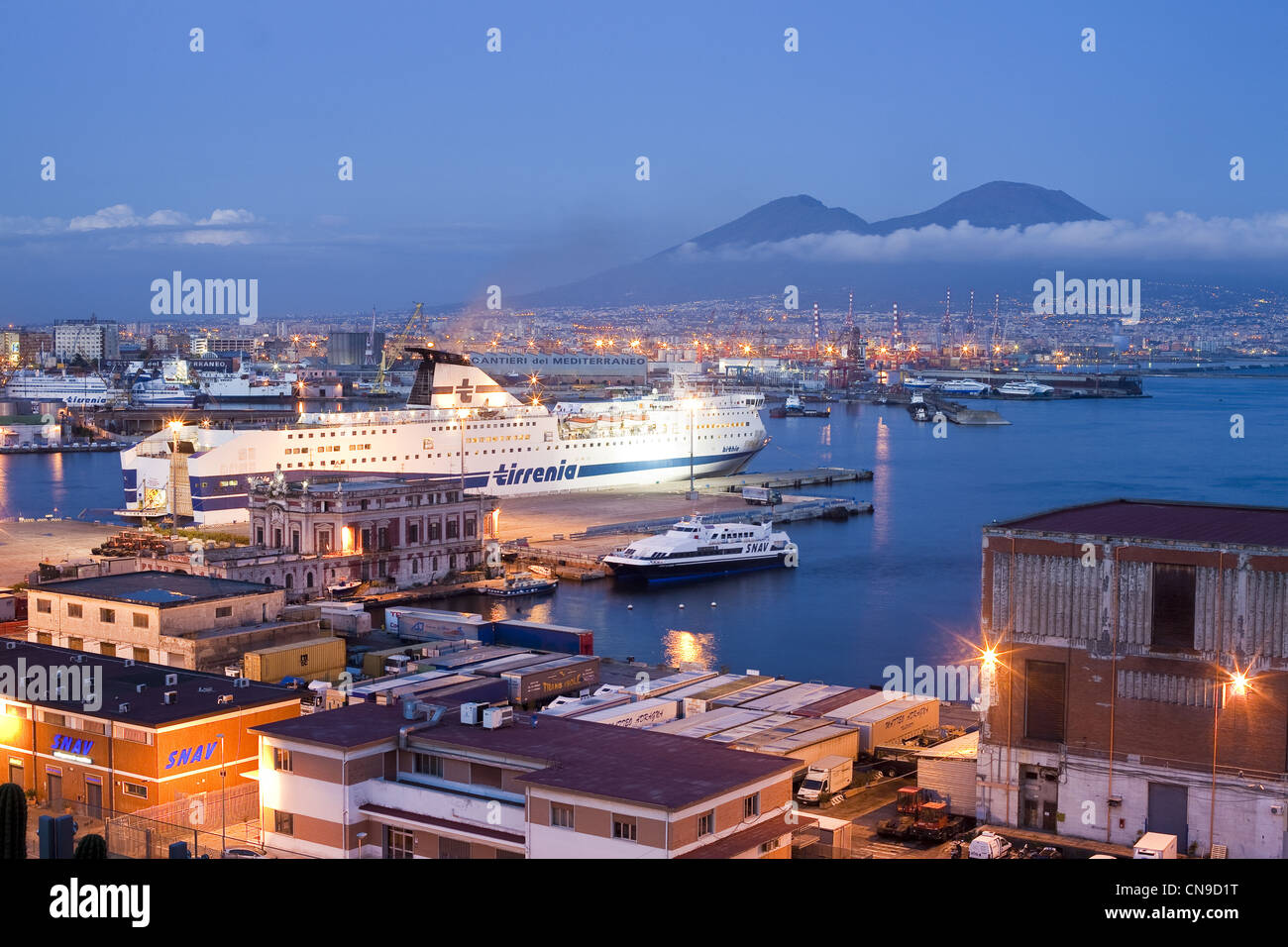 Italien, Kampanien, Neapel, Aussicht vom Hotel Romeo über den Hafen und den Vesuv Stockfoto