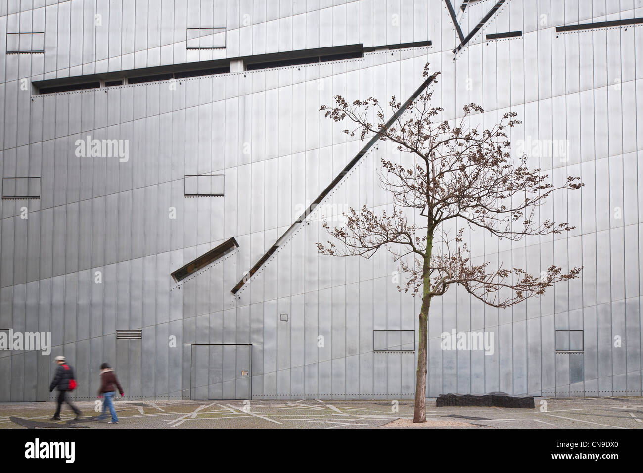 Deutschland, Berlin, Jüdisches Museum, erbaut von polnischer Abstammung amerikanischen Architekten Daniel Libeskind, eingeweiht im Jahr 2001, die Zinn Fassade Stockfoto