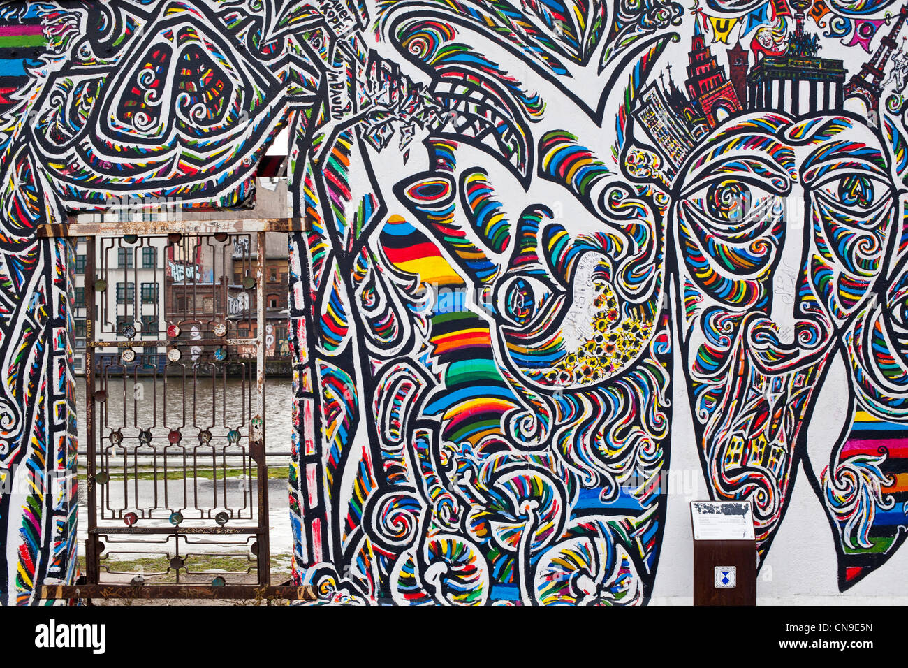 Deutschland, Berlin, Friedrichshain-Kreuzberg, East Side Gallery, Überbleibsel der Mauer Arbeiten des Künstlers Schamil Gimajew aus Stockfoto