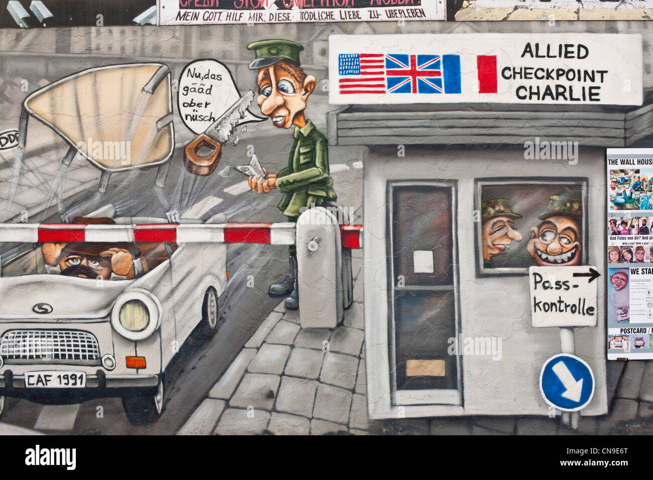Deutschland, Berlin, Friedrichshain-Kreuzberg, East Side Gallery, Überbleibsel der Wand mit Graffiti, Checkpoint Charlie darstellt Stockfoto