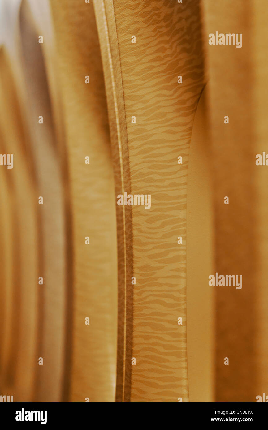 Porträt von Flugzeug-Bullaugen, Bögen Textur auf cremigen Magnolie Farbe Stockfoto