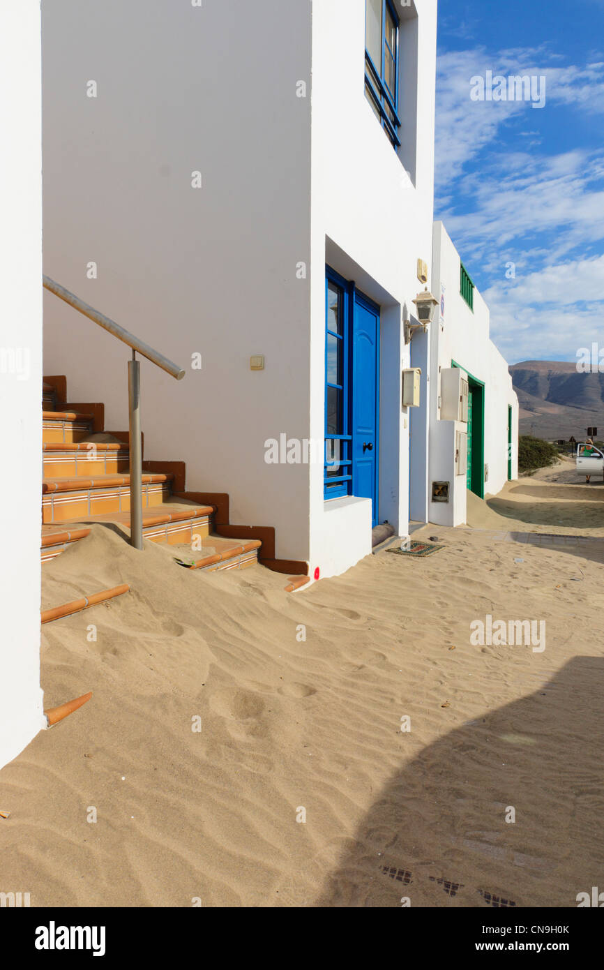 Lanzarote, Kanarische Inseln - Tamara Dorf an der Westküste der Insel, Zentrum surfen. Sand in Eingang Wohnungen geblasen. Stockfoto