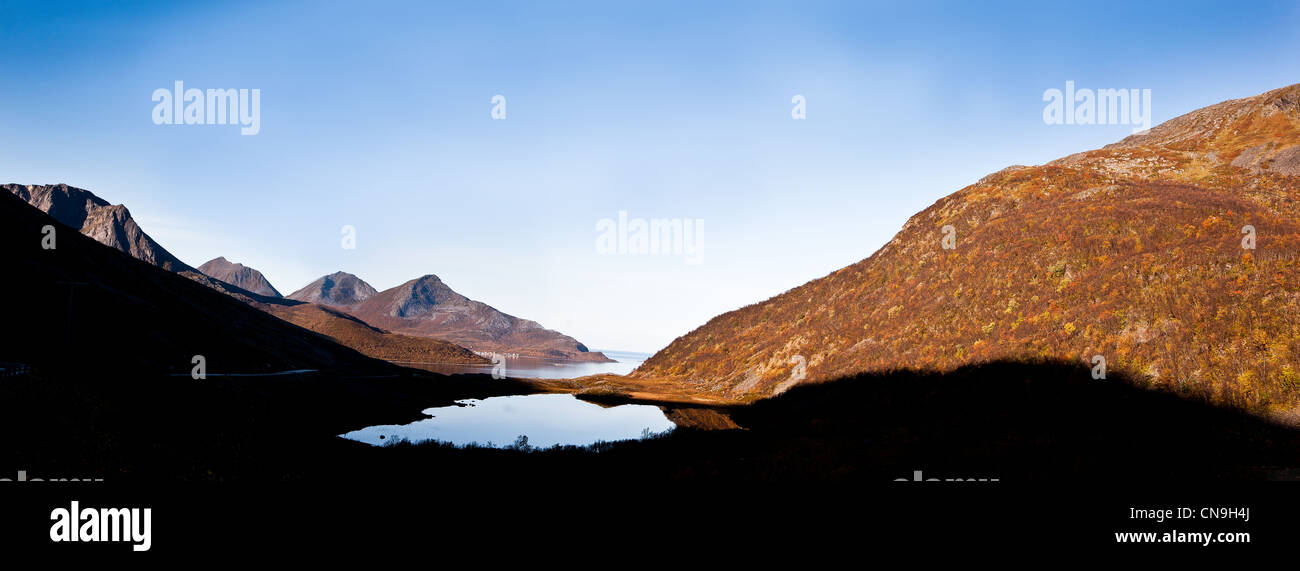 Schöner Panoramablick auf Grøtfjord, an Kvaløya, Tromsø, Norwegen. Stockfoto