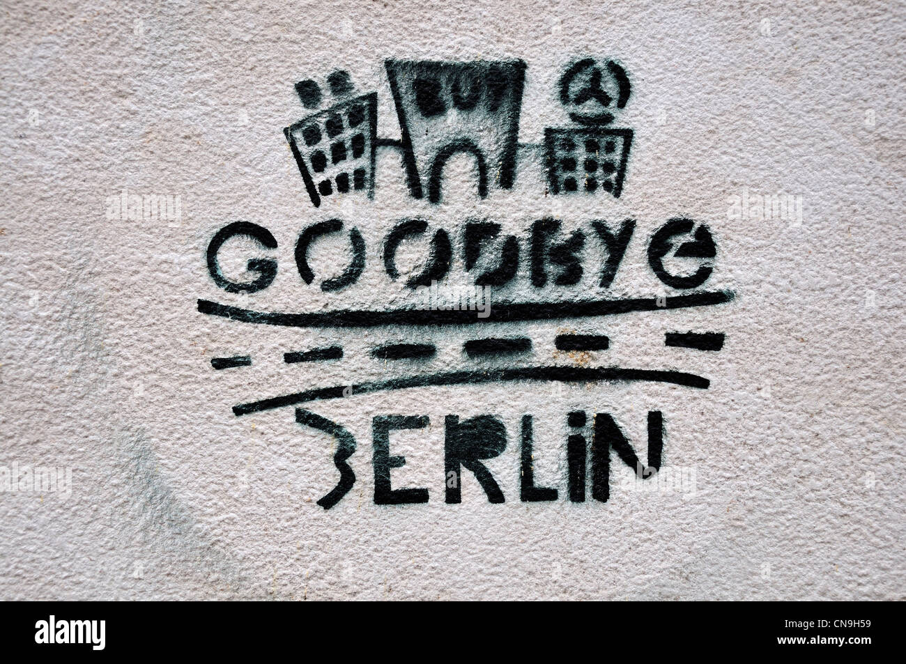 Berlin, Deutschland. 'Auf Wiedersehen Berlin' schablonierte Graffiti in der Wallstraße Stockfoto