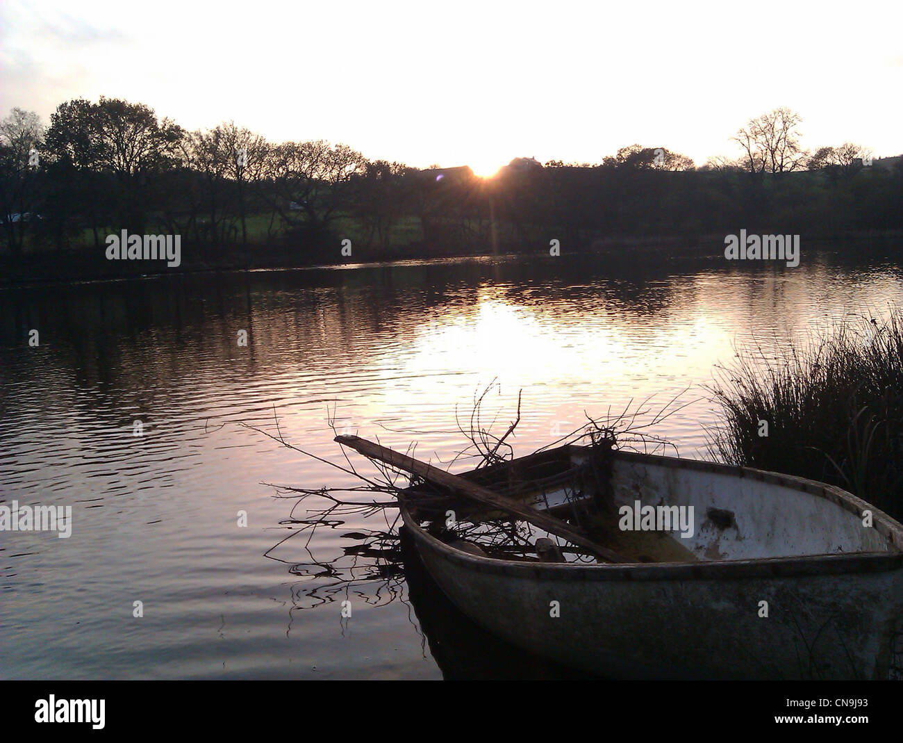 Boot auf einem See bei Sonnenuntergang Stockfoto