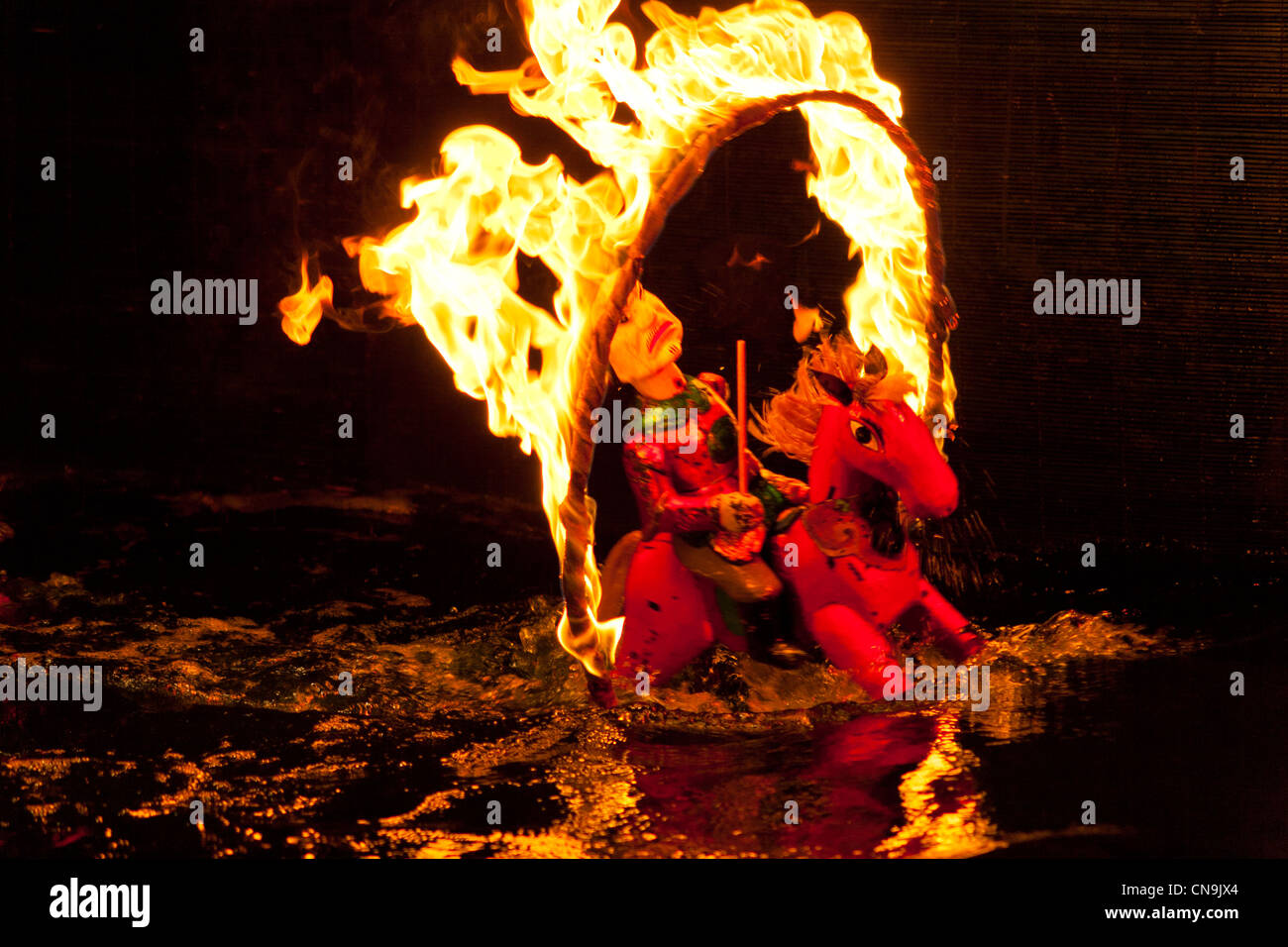 Wasser Marionetten, Mann auf Reiten durch Flammen, Thang Long-Wasser-Marionetten-Theater, Hanoi, Vietnam Stockfoto