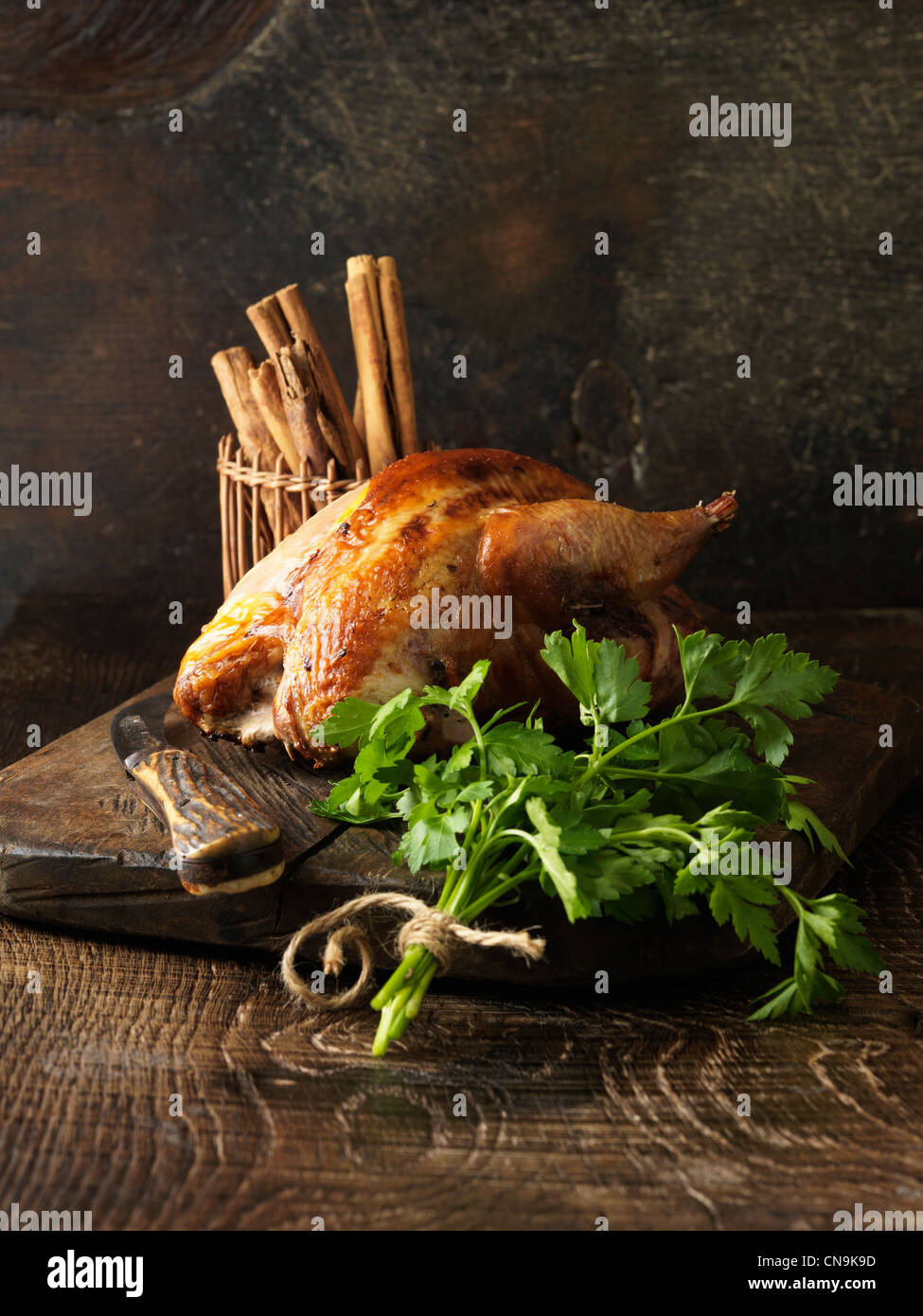 Gebratenes Huhn und Petersilie an Bord Stockfoto