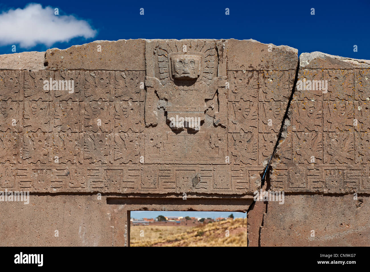 Nahaufnahme von massivem Stein Bogen Tor der Sonne in Prä-Inka Website Tiwanaku, UNESCO-Weltkulturerbe, La Paz, Bolivien, Südamerika Stockfoto