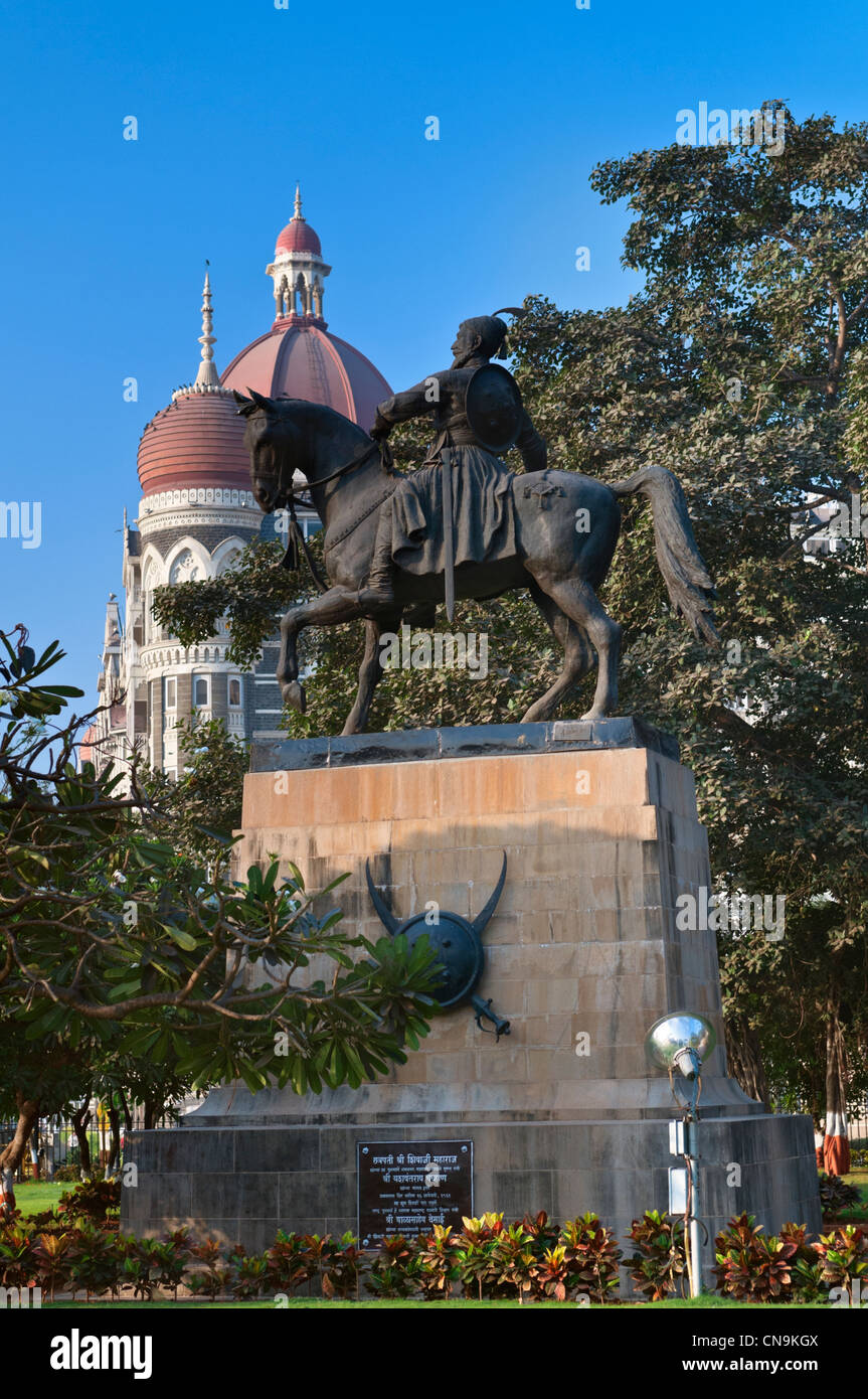 Statue von Shivaji und Taj Mahal Palace Hotel dome Mumbai Bombay Indien Stockfoto