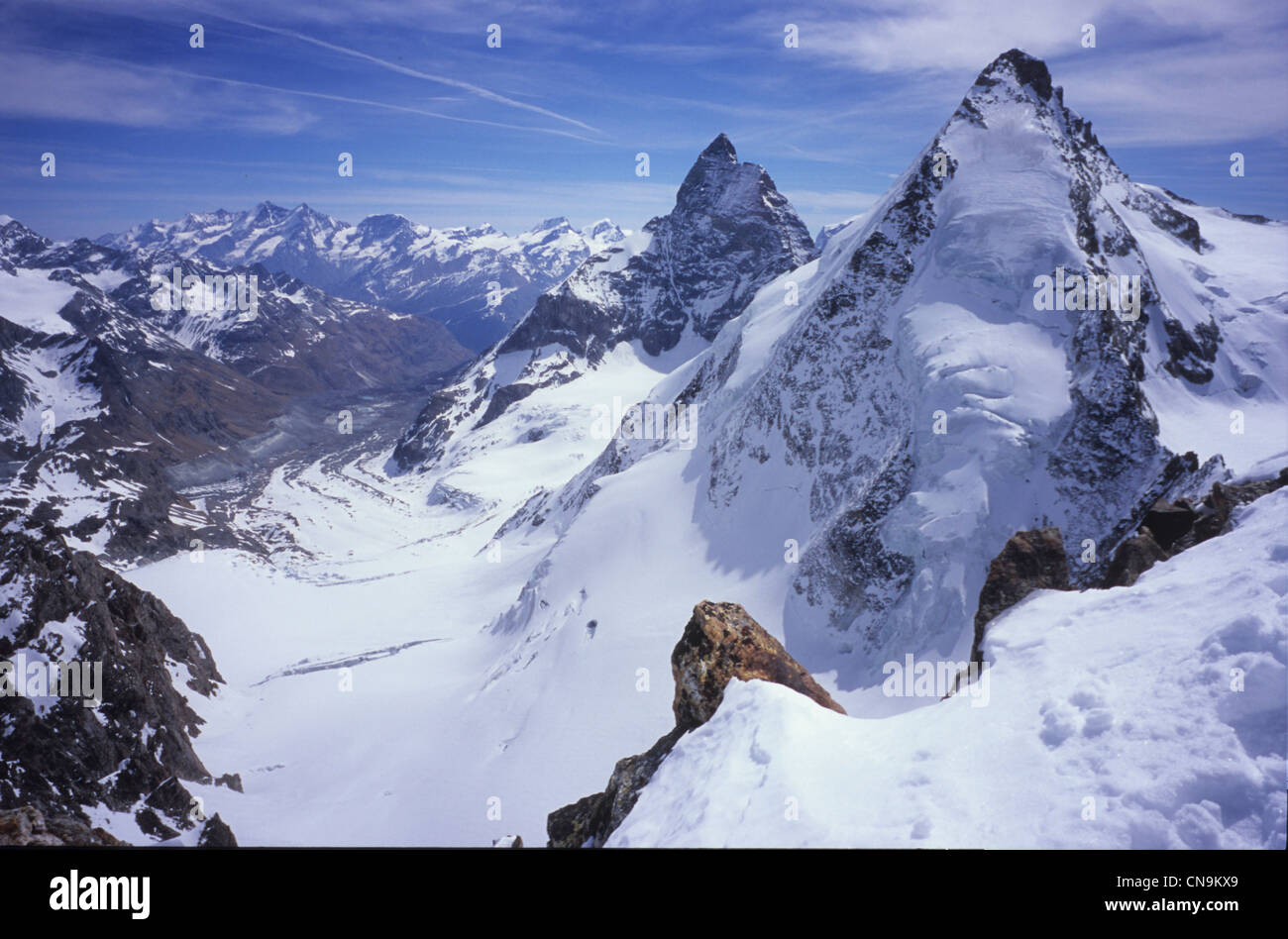 Schweiz, Wallis, Matterhorn (4477 m) und Dent Hérens (4171 m) von Tête de Valpelline auf Chamonix-Zermatt aus gesehen Stockfoto
