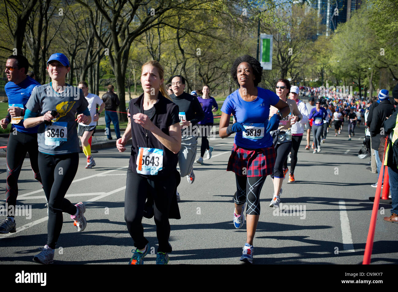 Mehr als 10.000 Läufer Rennen nahe Central Park in New York für die 10K Scotland Run Stockfoto