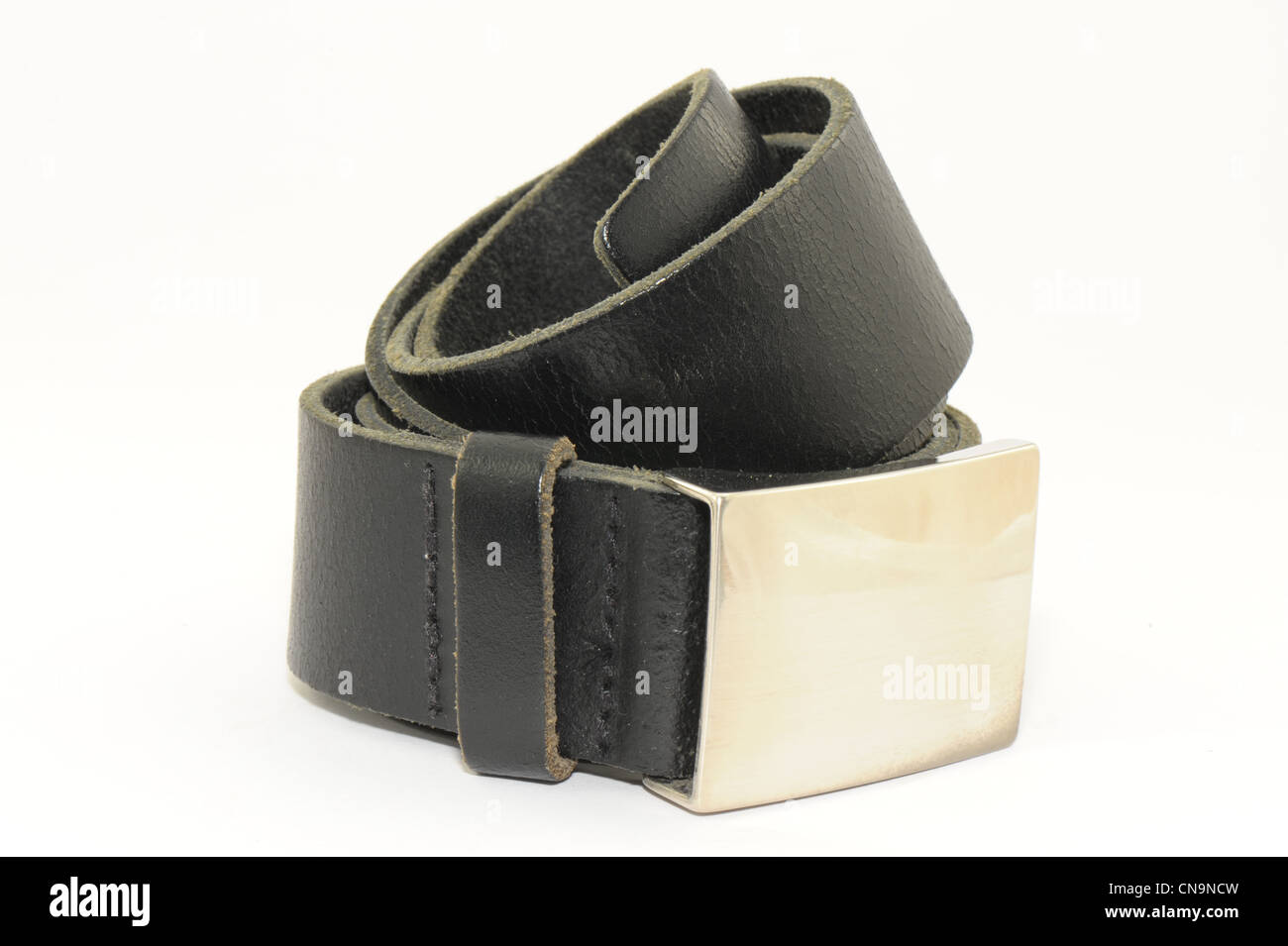 Herren Gürtel aus schwarzes Leder mit Silberschnalle Verschluss genommen  auf weißem Hintergrund Stockfotografie - Alamy