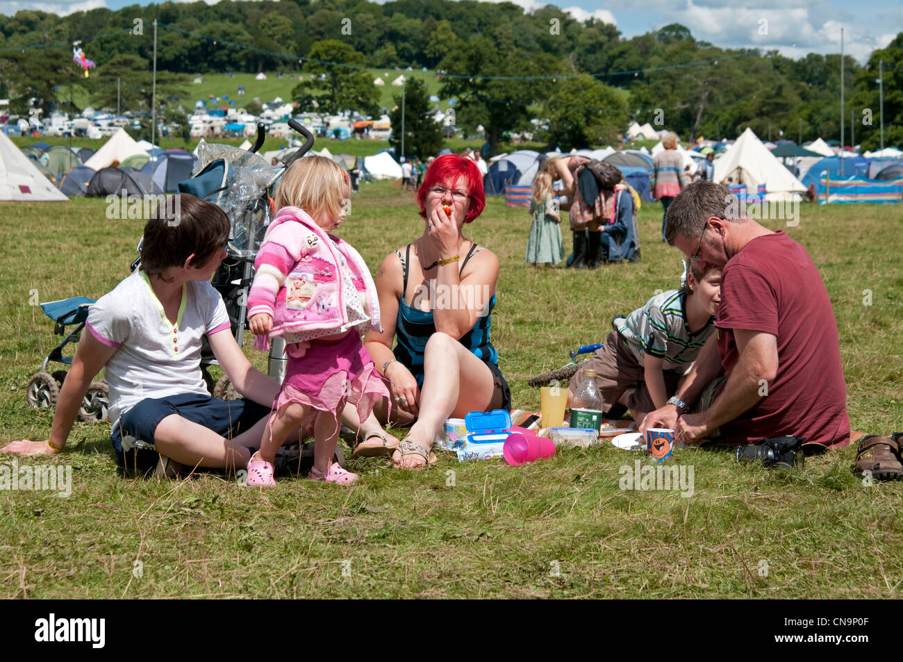 Familien-Picknick an den Port Eliot Literaturtagen St Germans Cornwall Stockfoto