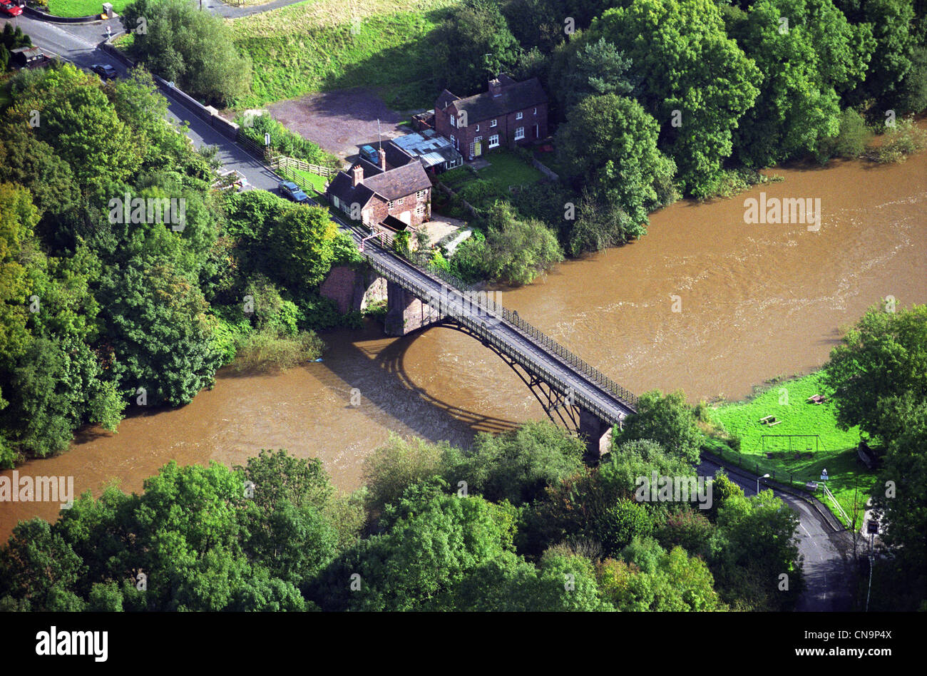 Luftbild von Coalport Brücke und Toll House Telford Shropshire England Uk Herbst 1999 Stockfoto