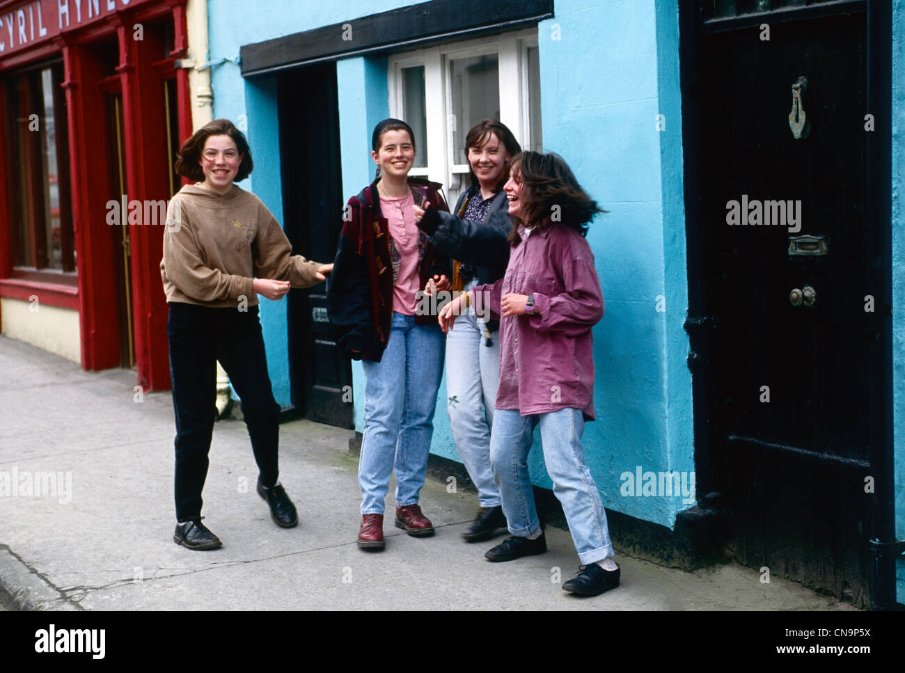 Fröhliche junge Frauen in einer Seitenstraße in Ennistymon Co Clare Ireland Stockfoto