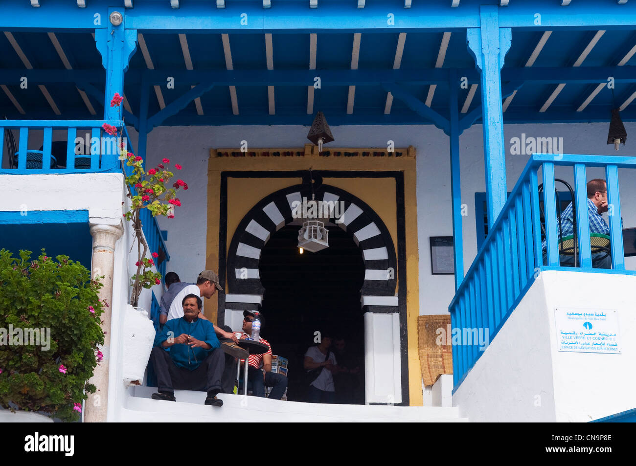 Tunesien, Sidi Bou Said, einem der Eingänge zu den berühmten Kaffee Nates Stockfoto