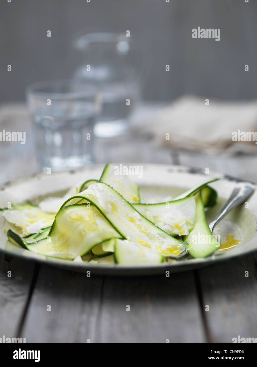 In Scheiben geschnittenen Zucchini mit Parmesan Stockfoto