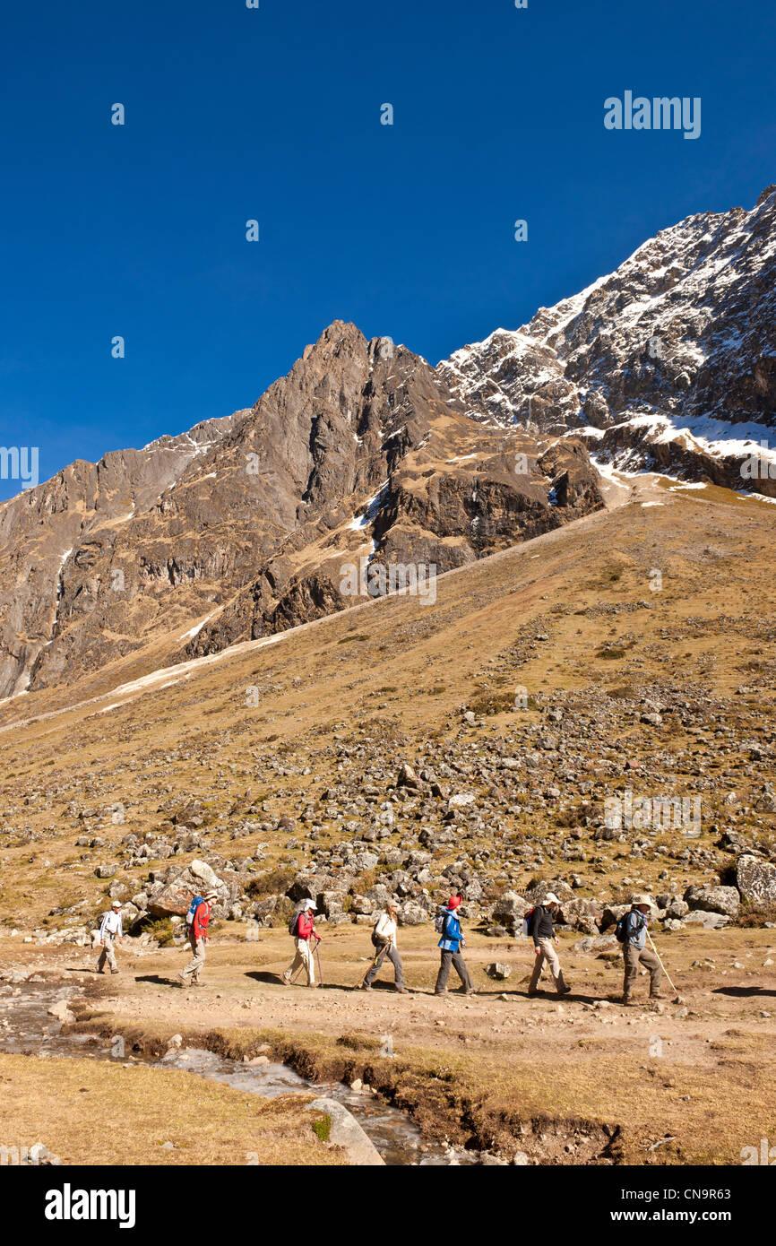 Peru, Cuzco Provinz Cordillera Vilcanota, eine Gruppe von Wanderern, die Teilnahme an der Wanderung vom Salkantay (6371m) Stockfoto