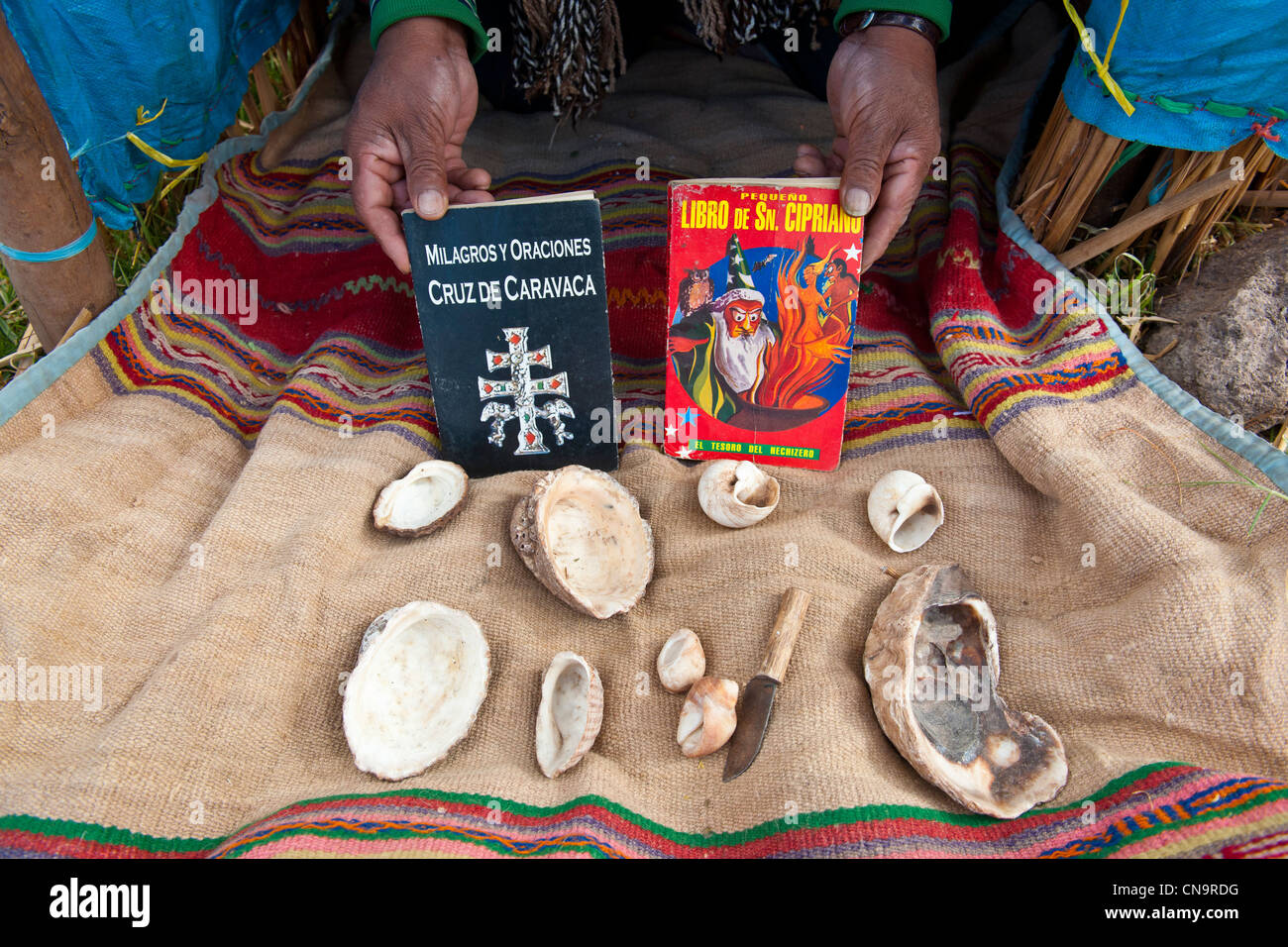 Peru, Cuzco Provinz, Huasao, aufgeführt als mystische touristisches Dorf, Bücher und Muscheln in die Rituale der Schamanen (Curanderos) verwendet Stockfoto