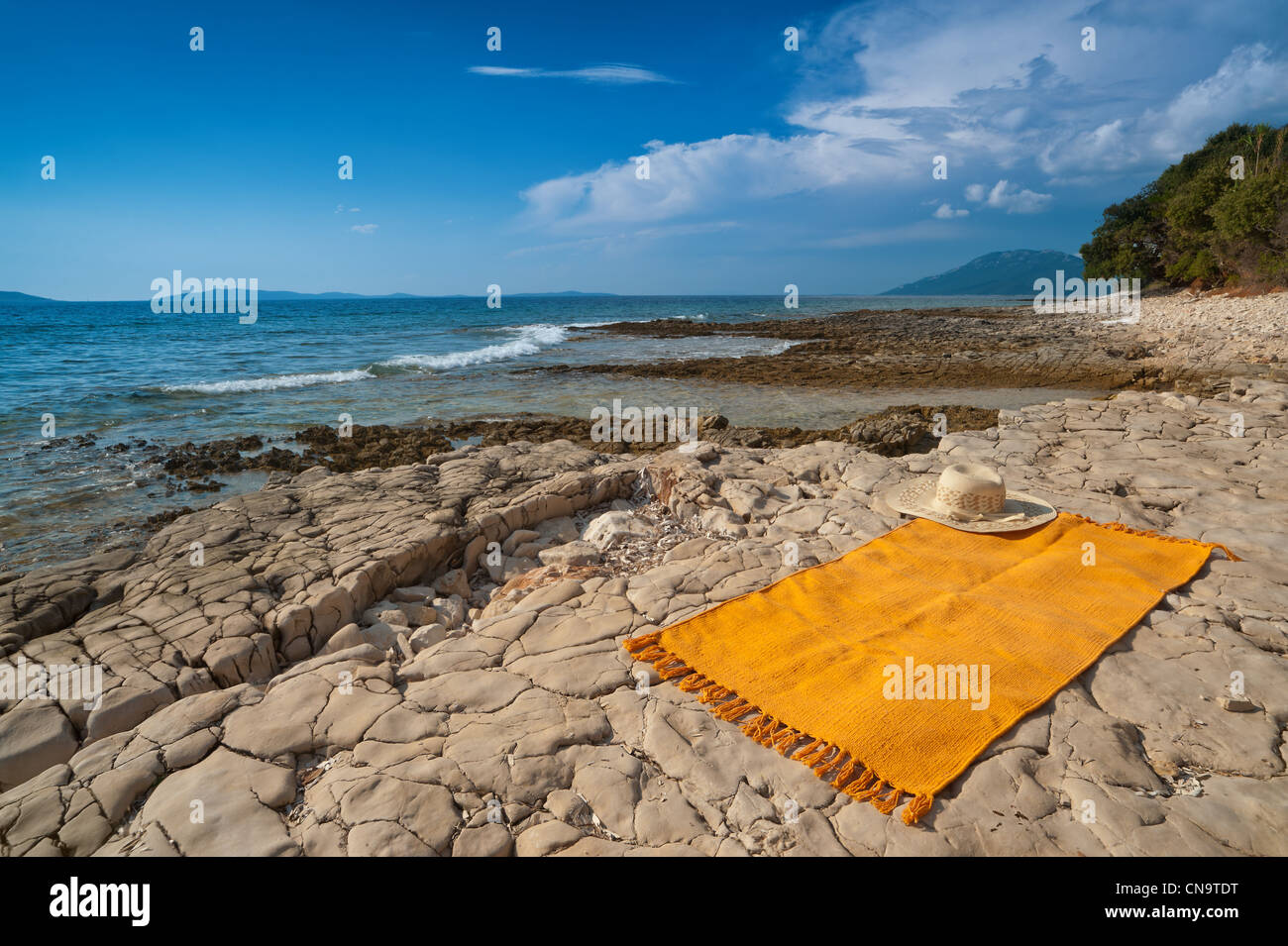 Wilden Adria-Strand mit Teppich für Sonnenbaden. Kroatien, Insel Losinj, beliebtes Touristenziel. Stockfoto