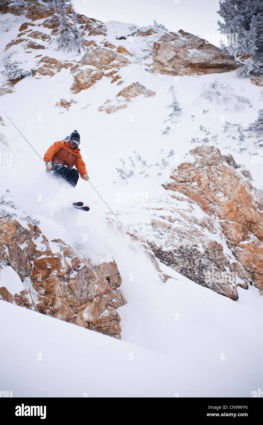 Skifahrer Spritzen Schnee am Hang Stockfoto