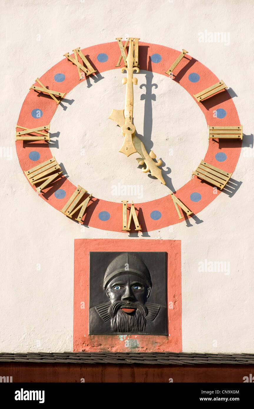 Deutschland, Rheinland-Pfalz, Koblenz, Florinsmarkt, Uhrturm, jede halbe Stunde zieht der Charakter die Zunge Stockfoto