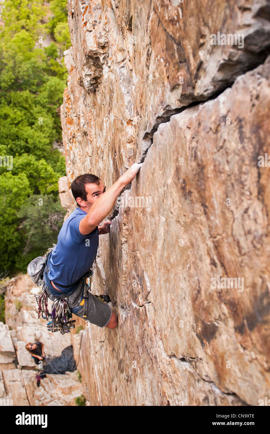 Rock Climber Skalierung Boulder knacken Stockfoto