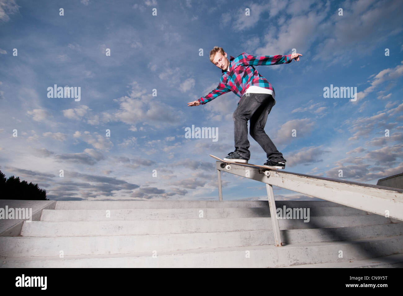Skater Abrutschen Schiene an Bord Stockfoto