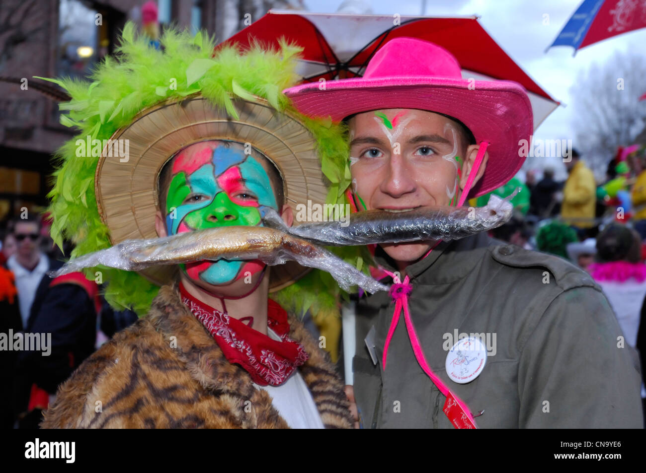 Frankreich, Nord, Dünkirchen, Karneval von Dünkirchen, Karneval Einnahme  von Hering in den Mund Stockfotografie - Alamy