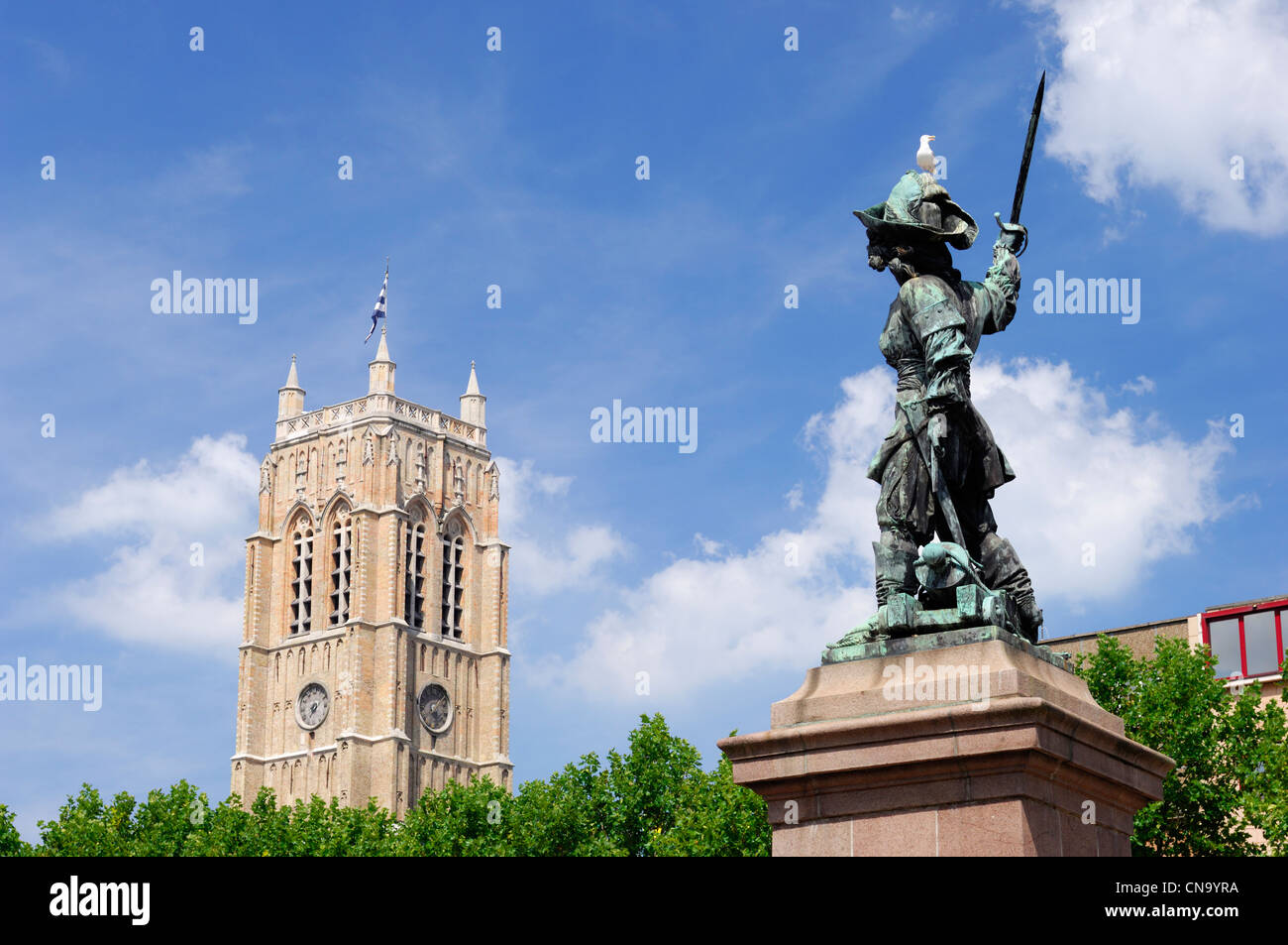 Frankreich, Nord, Dünkirchen, Statue von Jean Bart und der Belfried von Dunkerque Stockfoto