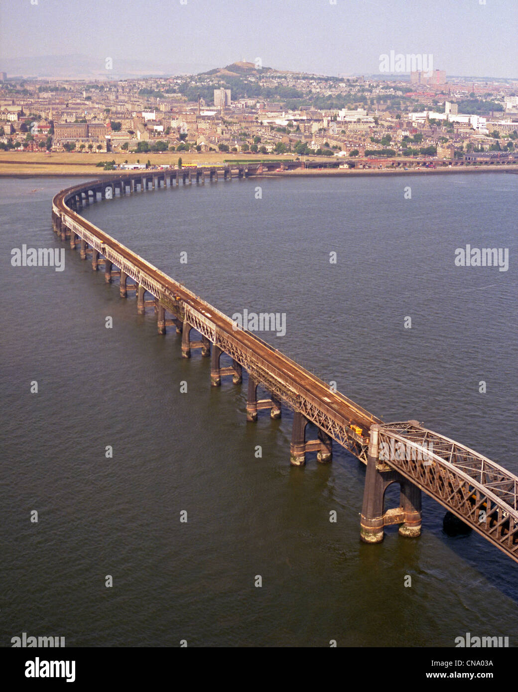Historische Luftaufnahme von Dundee und der Tay Rail Bridge im Jahr 1984 Stockfoto