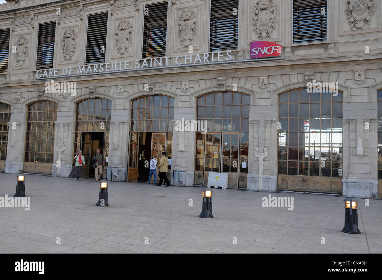 Die Hauptstrecke Bahnhof Gare De Marseille Saint Charles in Marseille im Süden von Frankreich. Stockfoto