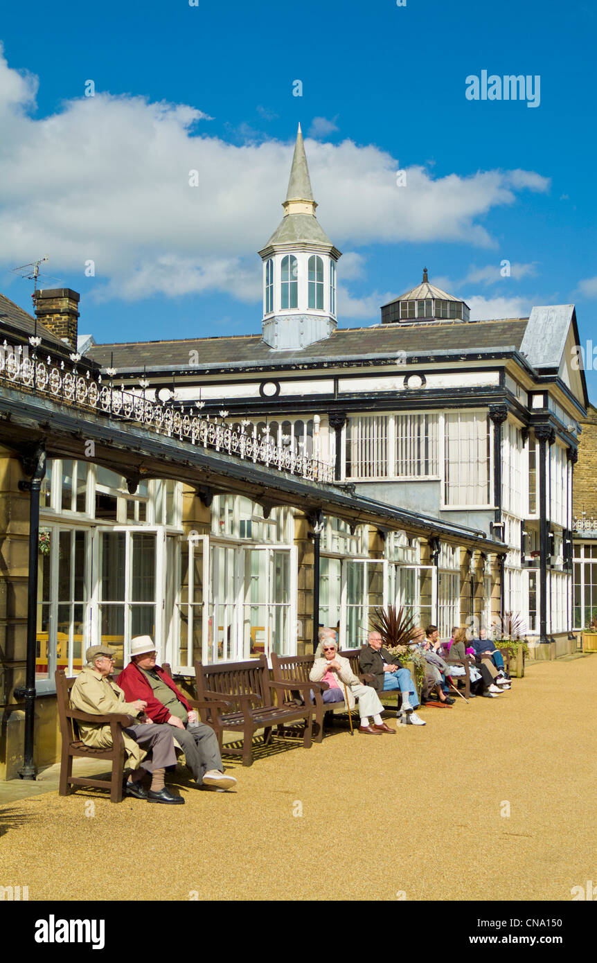 Leute sitzen außerhalb der Wintergarten im Pavillion Garten parken Buxton Spa Derbyshire Peak District England UK GB EU Europa Stockfoto