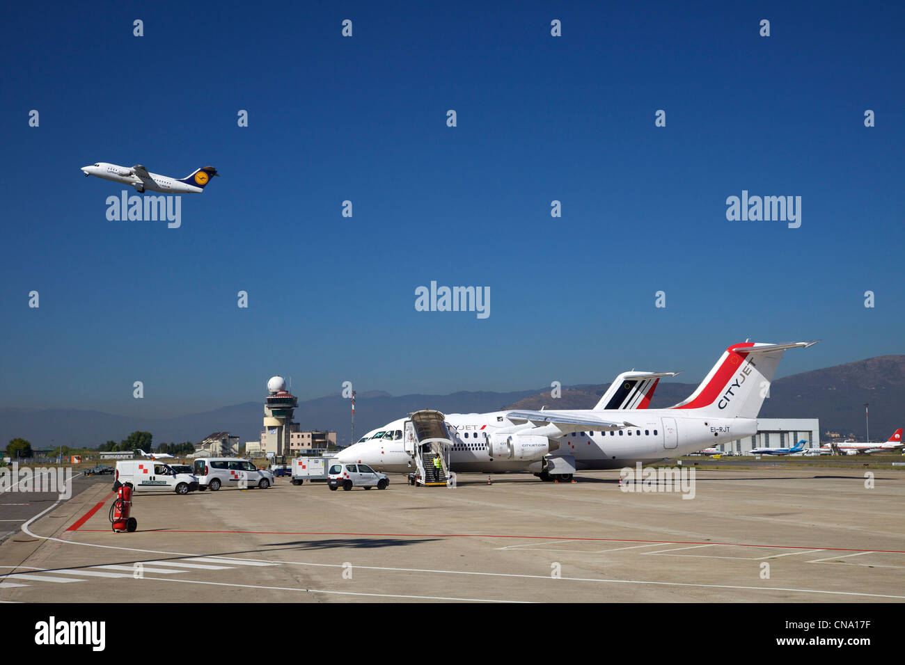 CityJet Flugzeuge auf Stand am Flughafen Florenz, Toskana, Italien, Europa Stockfoto