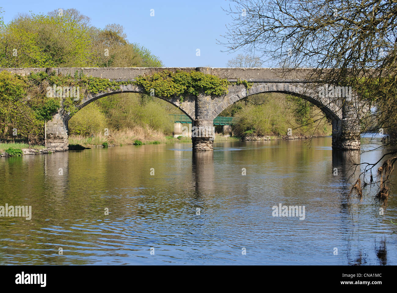 Eine alte Steinbrücke über den Fluss Erne, Irland Stockfoto