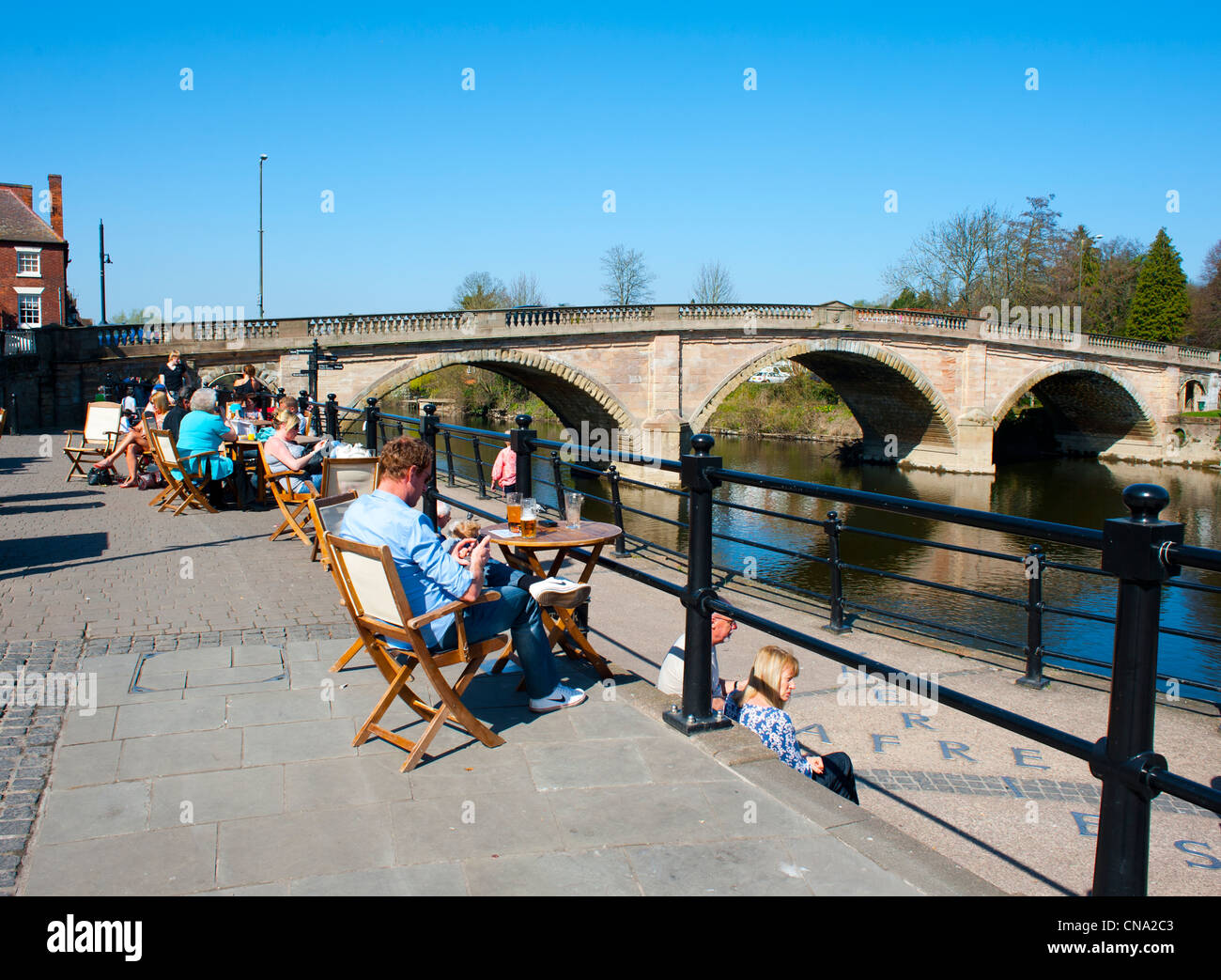 Besucher, die durch den Fluss Severn Bewdley Worcestershire England entspannend Stockfoto