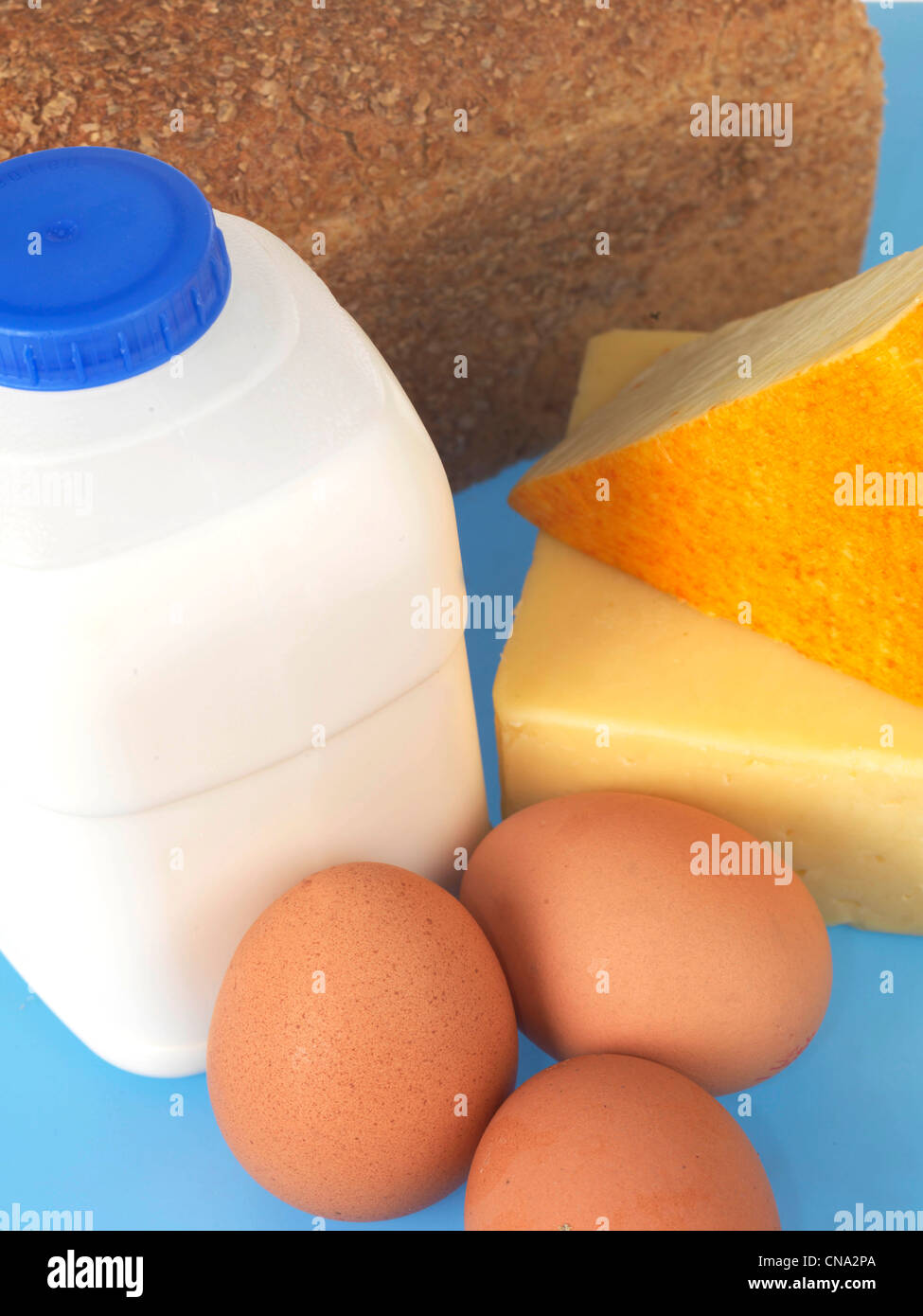 Milch-Käse-Eiern und Brot Stockfoto