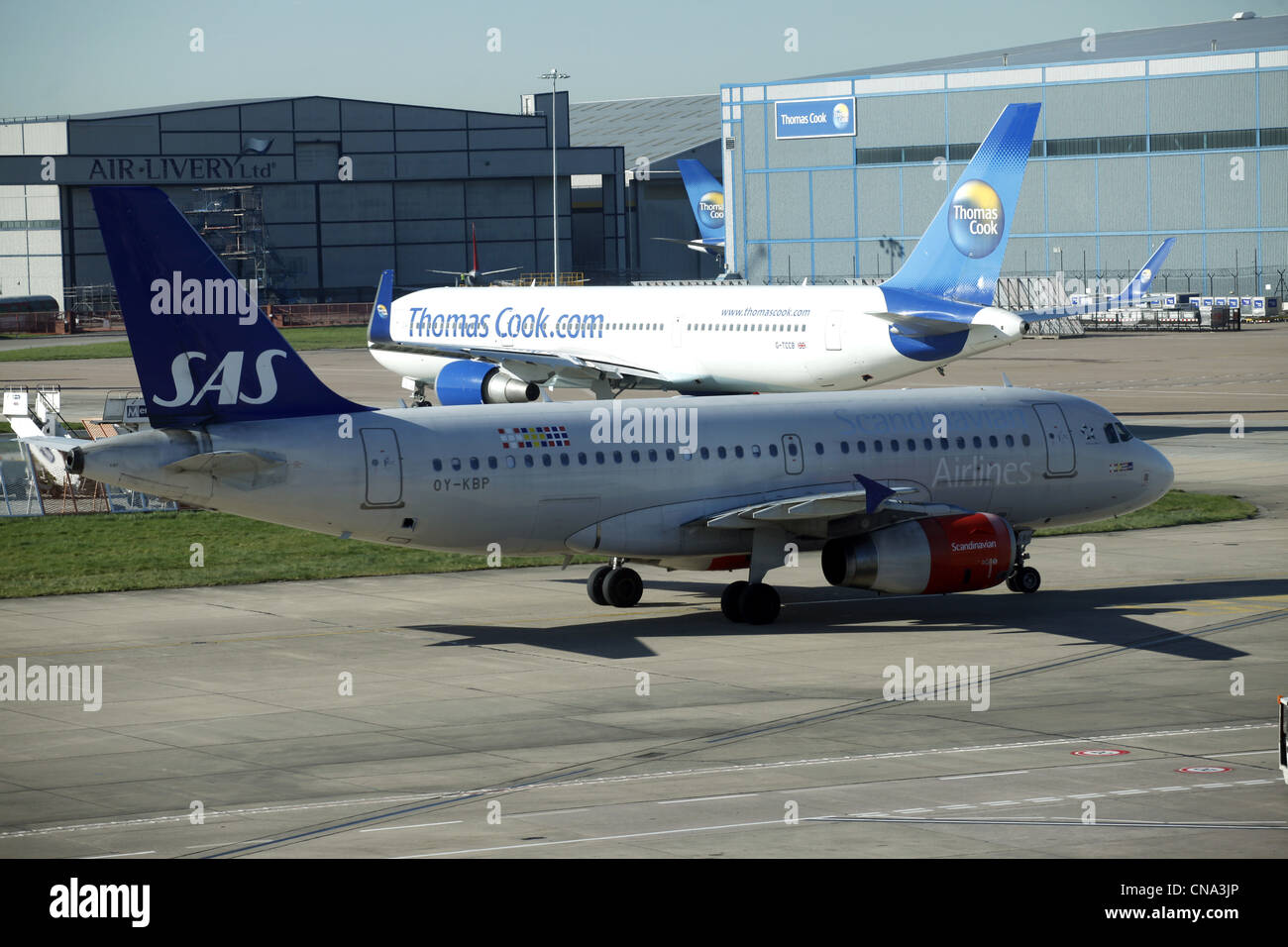 SAS AIRBUS A319-132 & THOMAS COOK BOEING 767 Flugzeuge MANCHESTER Flughafen-TERMINAL 1 26 März 2012 Stockfoto