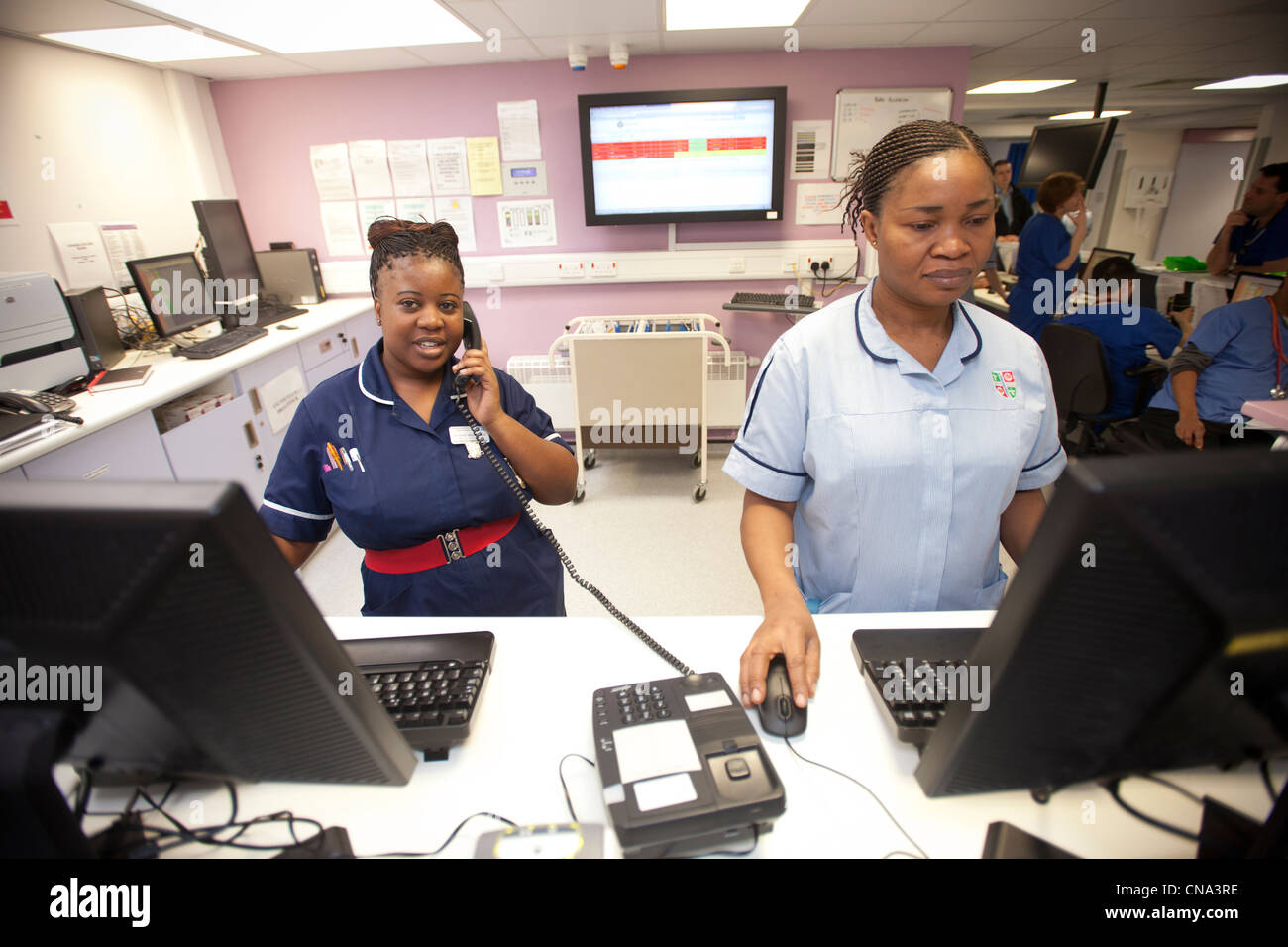 Krankenschwestern arbeiten bei einem Unfall oder Notfall Station UK Stockfoto