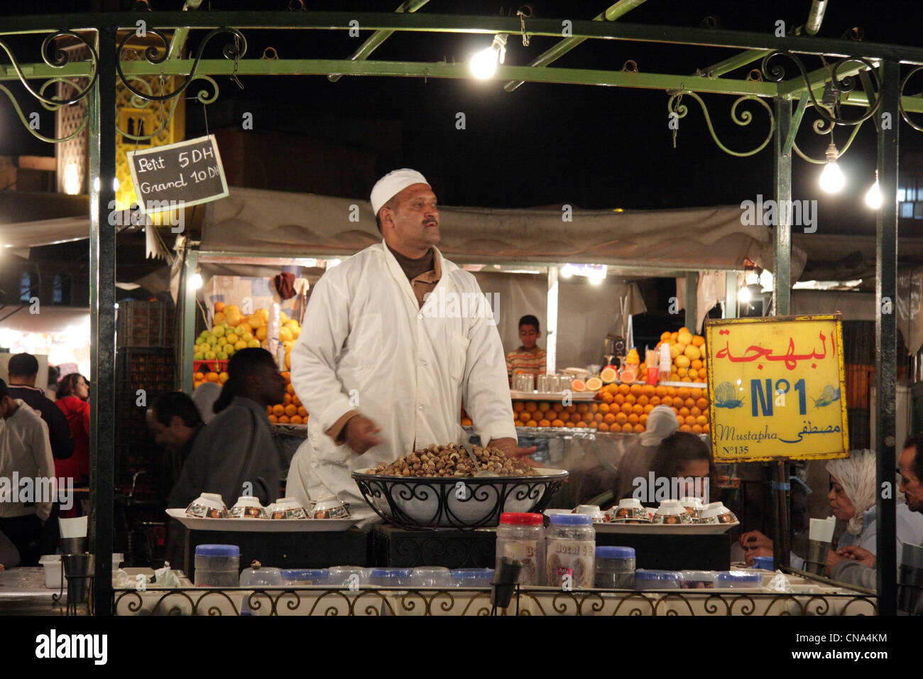 Ein Stall-Inhaber im Herzen des Place Djemaa el Fna bei Nacht, Marrakesch, Marokko, Nordafrika Stockfoto
