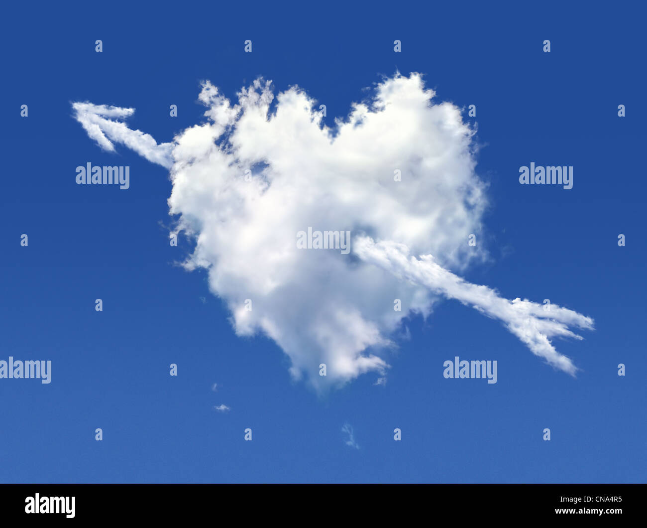 Flauschige Wolke von der Form des Herzens, auf einem tiefblauen Himmel. Stockfoto