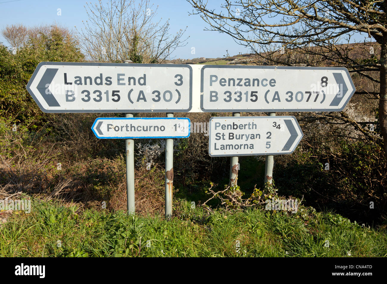 Verkehrszeichen an einer Verzweigung für Orte in Cornwall UK. Stockfoto
